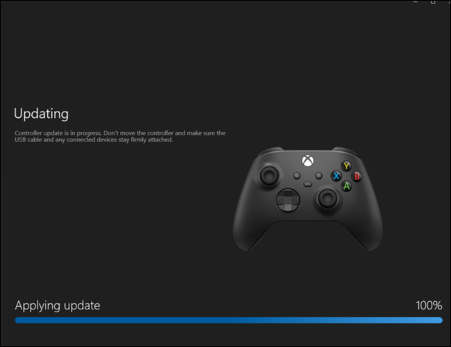 Installation de la mise à jour sur la manette Xbox.